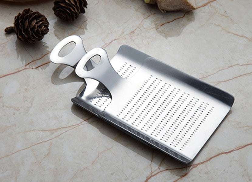 Manual garlic crusher with ergonomic handle