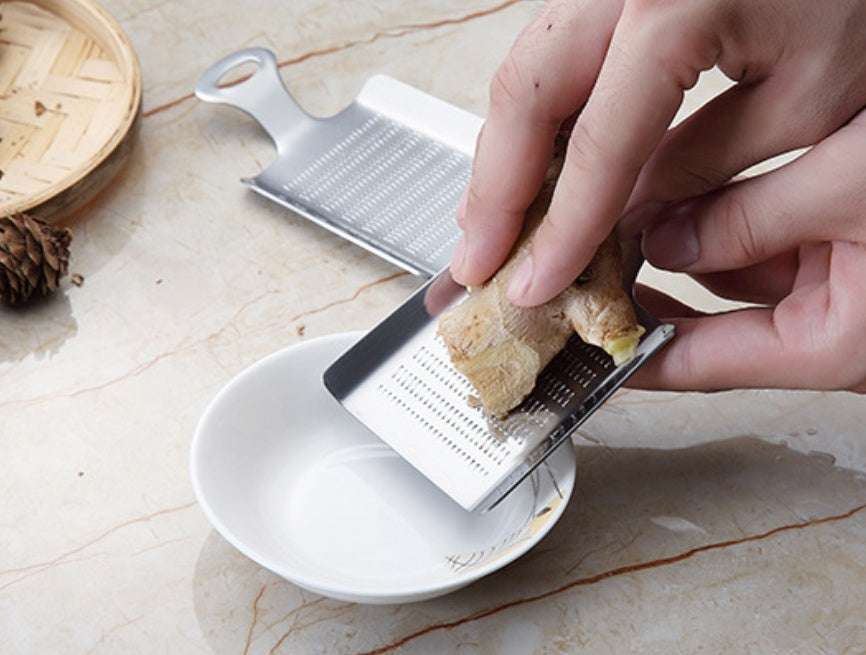 Handheld garlic press for fast crushing