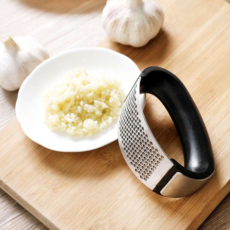 Handheld garlic press for fast crushing