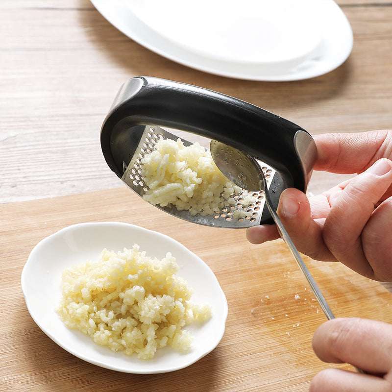 Handheld garlic press for fast crushing