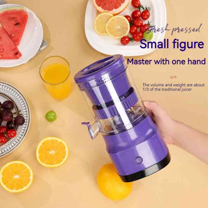 Electric orange juicer – USB lemon squeezer held in one hand, showcasing its lightweight and compact design for easy handling.